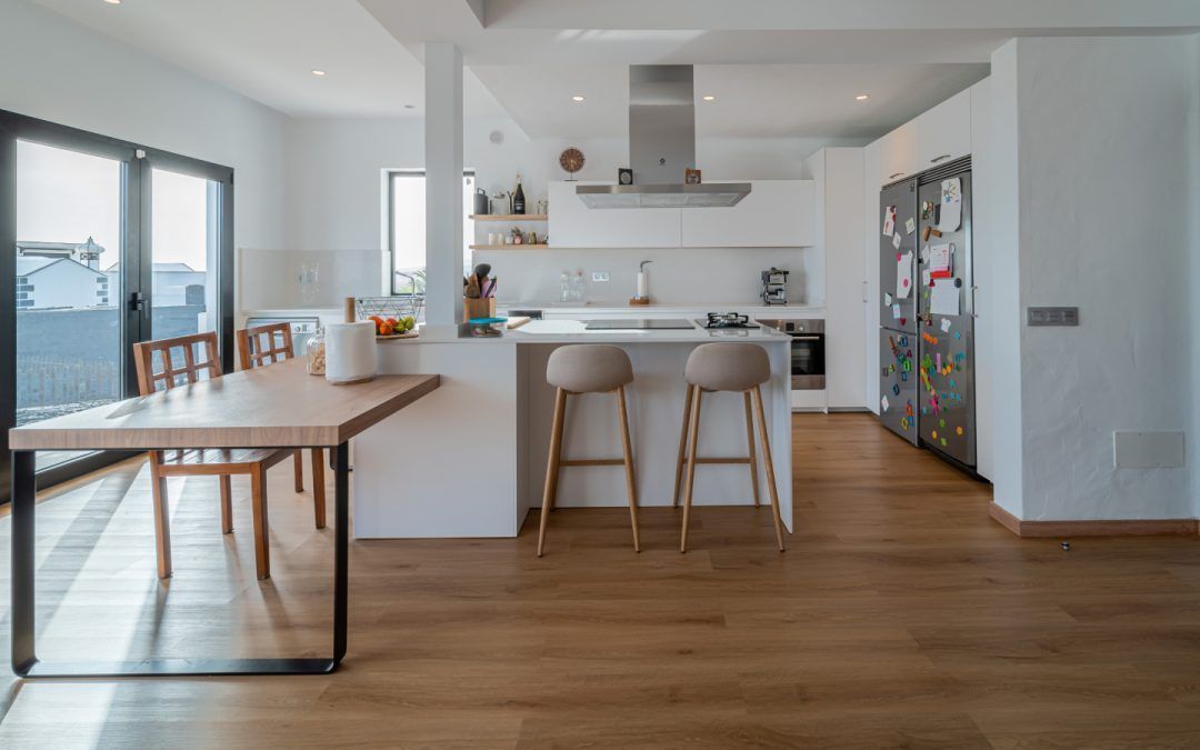 COCINA SANTOS BLANCA CON ISLA + MESADO