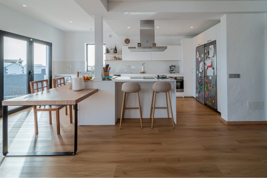 COCINA SANTOS BLANCA CON ISLA + MESADO